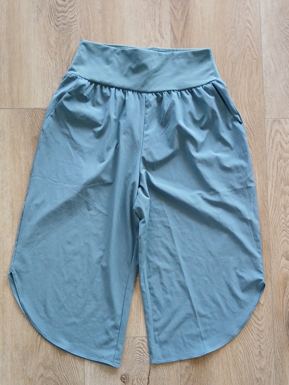 HALARA Medium Workout Capris Wide Pull-On Skirted Bottoms in Slate Blue